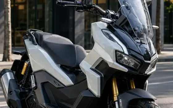 สกูตเตอร์แนว ADV 160 จอดในเมืองสำหรับเทียบการใช้งานจริง