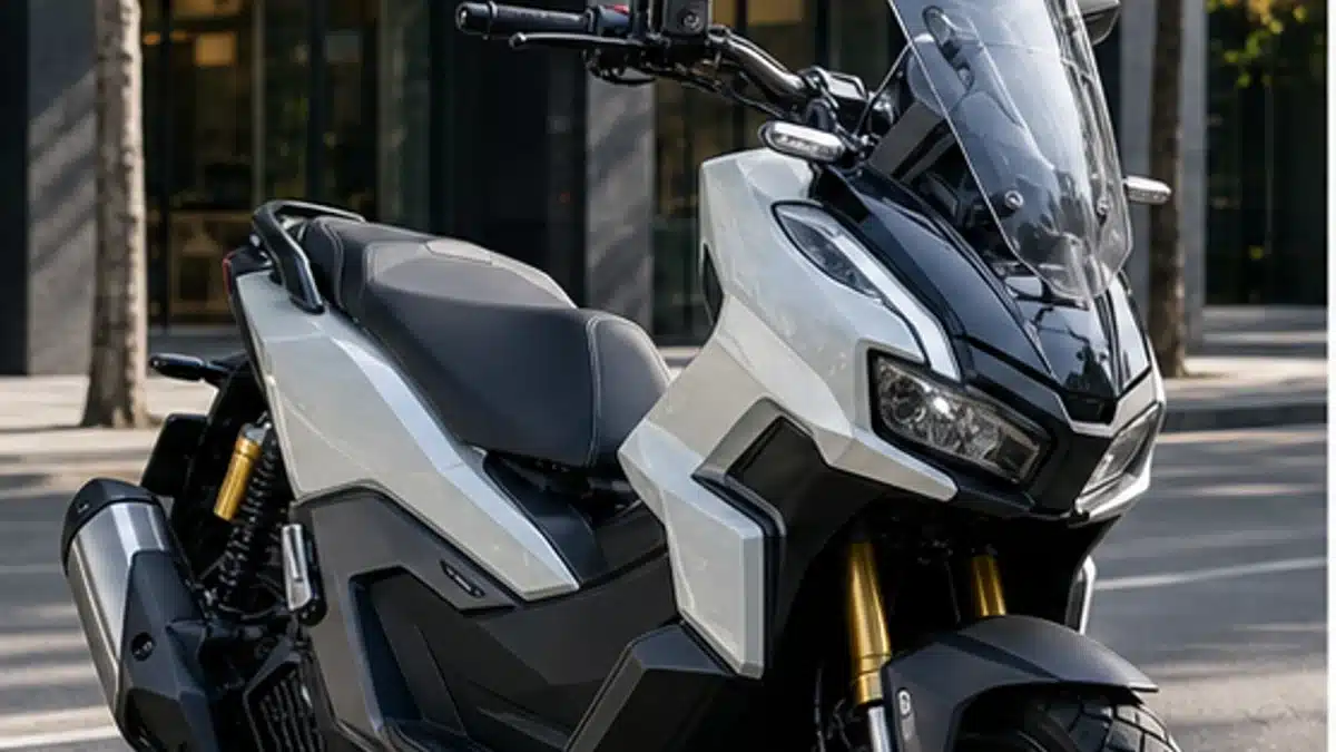 สกูตเตอร์แนว ADV 160 จอดในเมืองสำหรับเทียบการใช้งานจริง