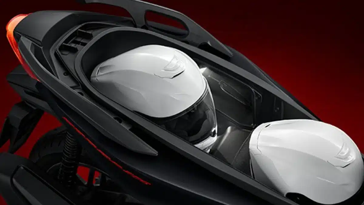 พื้นที่เก็บหมวกใต้เบาะ Honda Forza350 จากภาพทางการไทยฮอนด้า